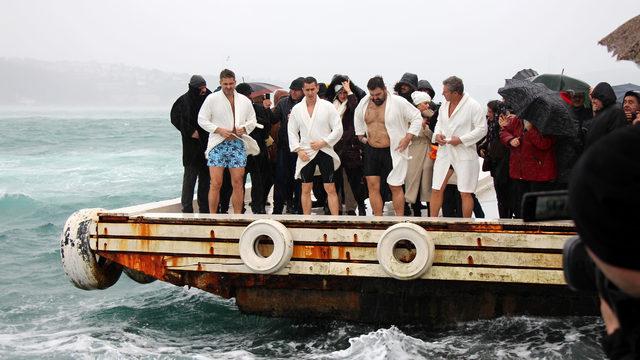 İstanbul Fatih'teki haç çıkarma töreninde denize atlayan bir kişi fenalaştı!