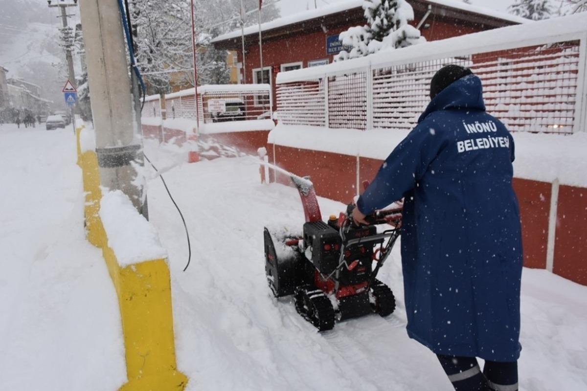 İn&ouml;n&uuml;&rsquo;de karla m&uuml;cadele &ccedil;alışmaları devam ediyor