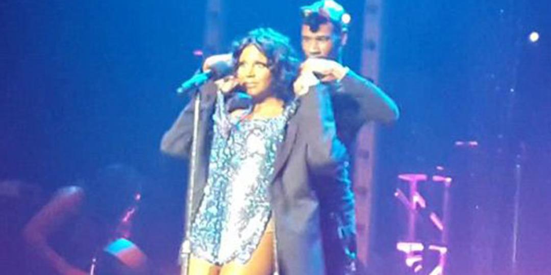 Toni Braxton'ın eteği d&uuml;şt&uuml;