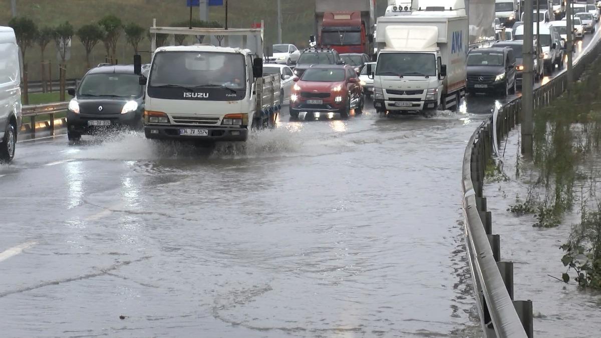 Sağanak yağışlar İstanbul'u esir aldı, K&uuml;&ccedil;&uuml;k&ccedil;ekmece'de TEM bağlantı yolunu su bastı