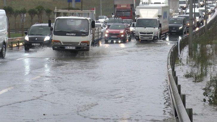 Sağanak yağışlar İstanbul'u esir aldı, Küçükçekmece'de TEM bağlantı yolunu su bastı G4