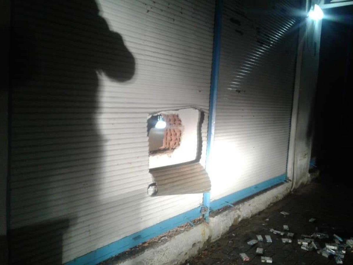 Duvarı delip girmişler! Market sahibi 'tesad&uuml;fen' hırsızlığı &ouml;nledi