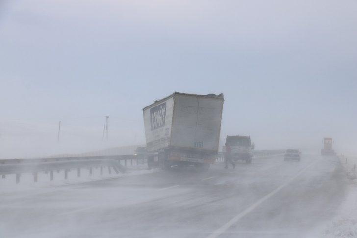 Sivas'ta kar sürgünü ulaşımı felç etti (Kar sürgünü nedir?) G1