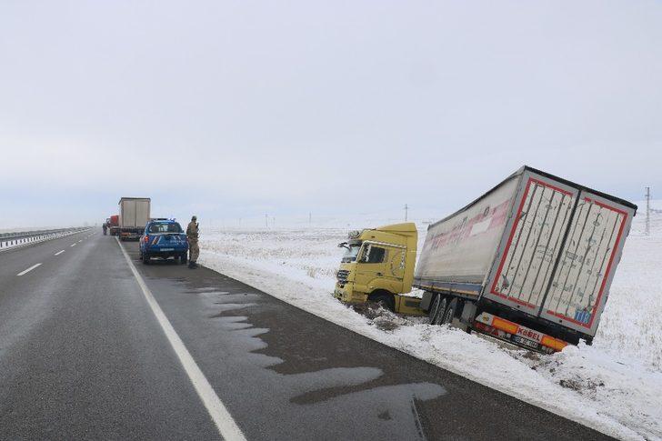 Sivas'ta kar sürgünü ulaşımı felç etti (Kar sürgünü nedir?) G2