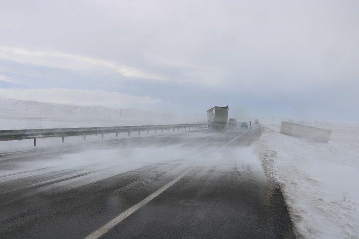 Sivas'ta kar sürgünü ulaşımı felç etti (Kar sürgünü nedir?) G3
