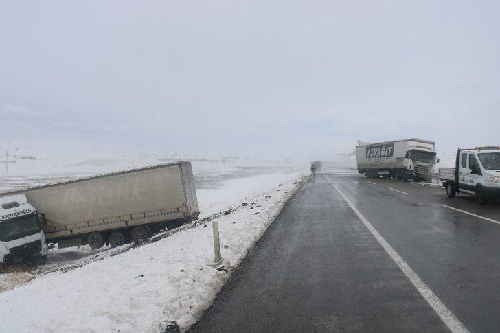 Sivas'ta kar sürgünü ulaşımı felç etti (Kar sürgünü nedir?) G4
