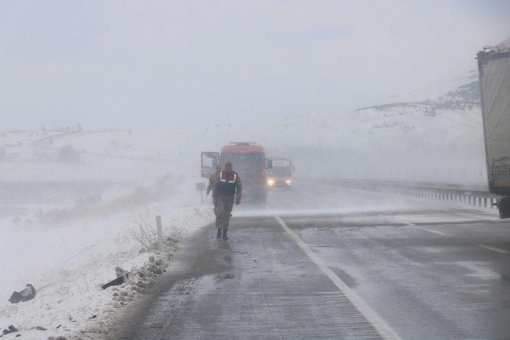 Sivas'ta kar sürgünü ulaşımı felç etti (Kar sürgünü nedir?) G5