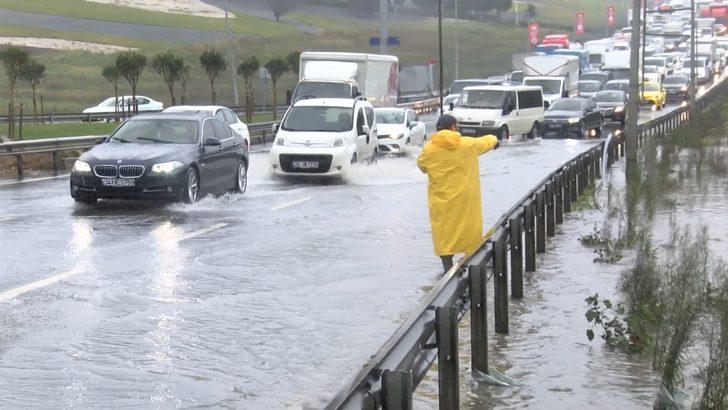 Sağanak yağışlar İstanbul'u esir aldı, Küçükçekmece'de TEM bağlantı yolunu su bastı G1