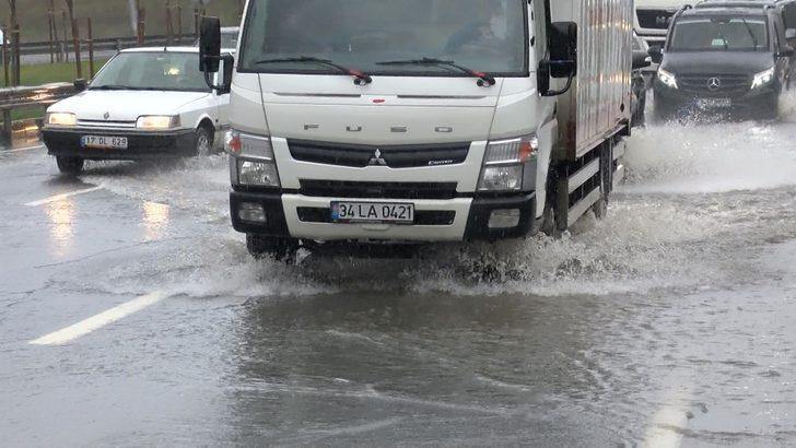 Sağanak yağışlar İstanbul'u esir aldı, Küçükçekmece'de TEM bağlantı yolunu su bastı G2