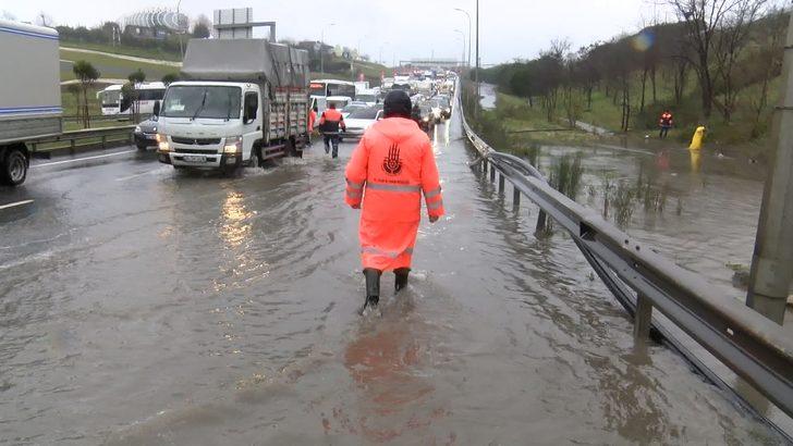 Sağanak yağışlar İstanbul'u esir aldı, Küçükçekmece'de TEM bağlantı yolunu su bastı G3