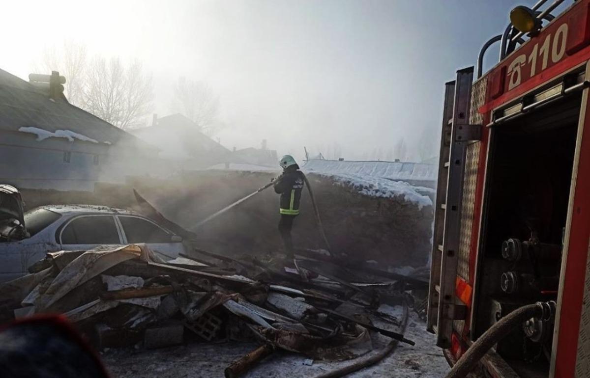 Park halindeki otomobil yandı