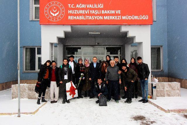 Ağrı İbrahim Çeçen Üniversitesi öğrencilerinden huzurevi ziyareti