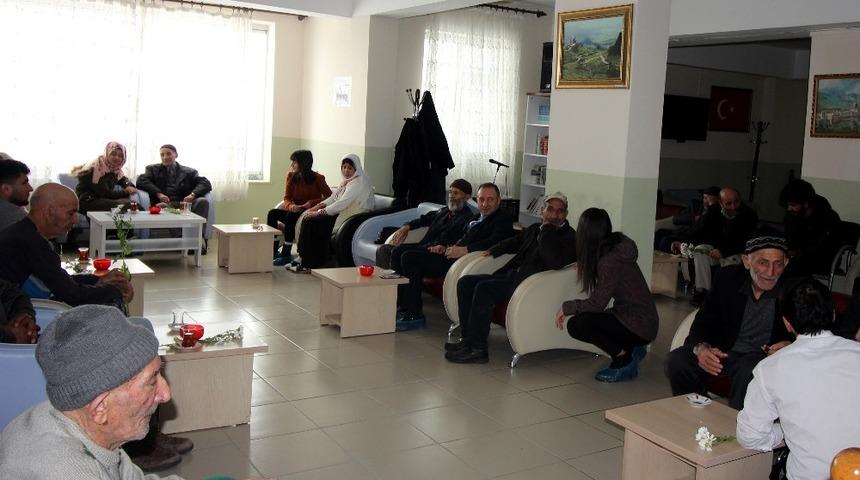 Ağrı İbrahim &Ccedil;e&ccedil;en &Uuml;niversitesi &ouml;ğrencilerinden huzurevi ziyareti