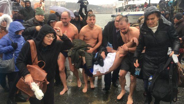 Haç çıkarma töreni sırasında fenalaşan Yunanistan vatandaşı hastaneye kaldırıldı