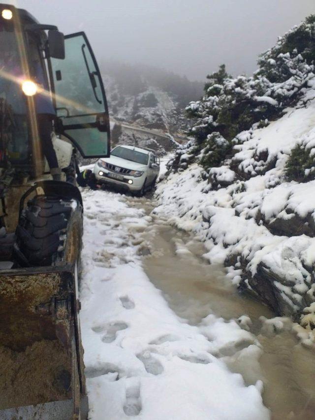 Yunusemre’den 2 mahallede kar temizleme çalışması