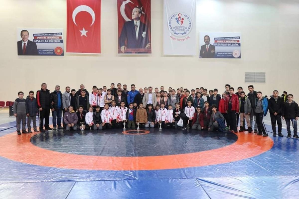 Pehlivanlar okullar arası m&uuml;sabakalarda mindere &ccedil;ıktı