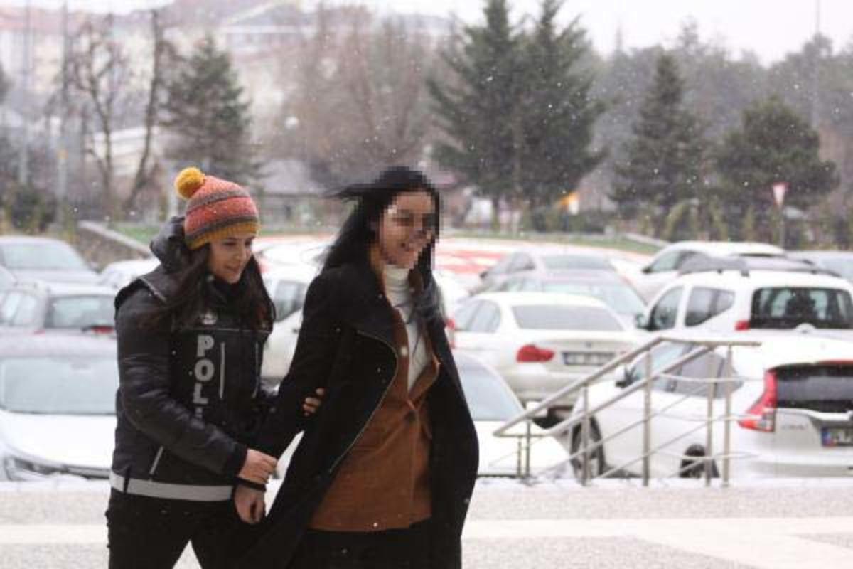 Otob&uuml;ste yolculuk yapan kadın esrarla yakalandı, adliyeye g&uuml;lerek girdi