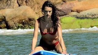 Alessandra Ambrosio tatilin tadını çıkarıyor!