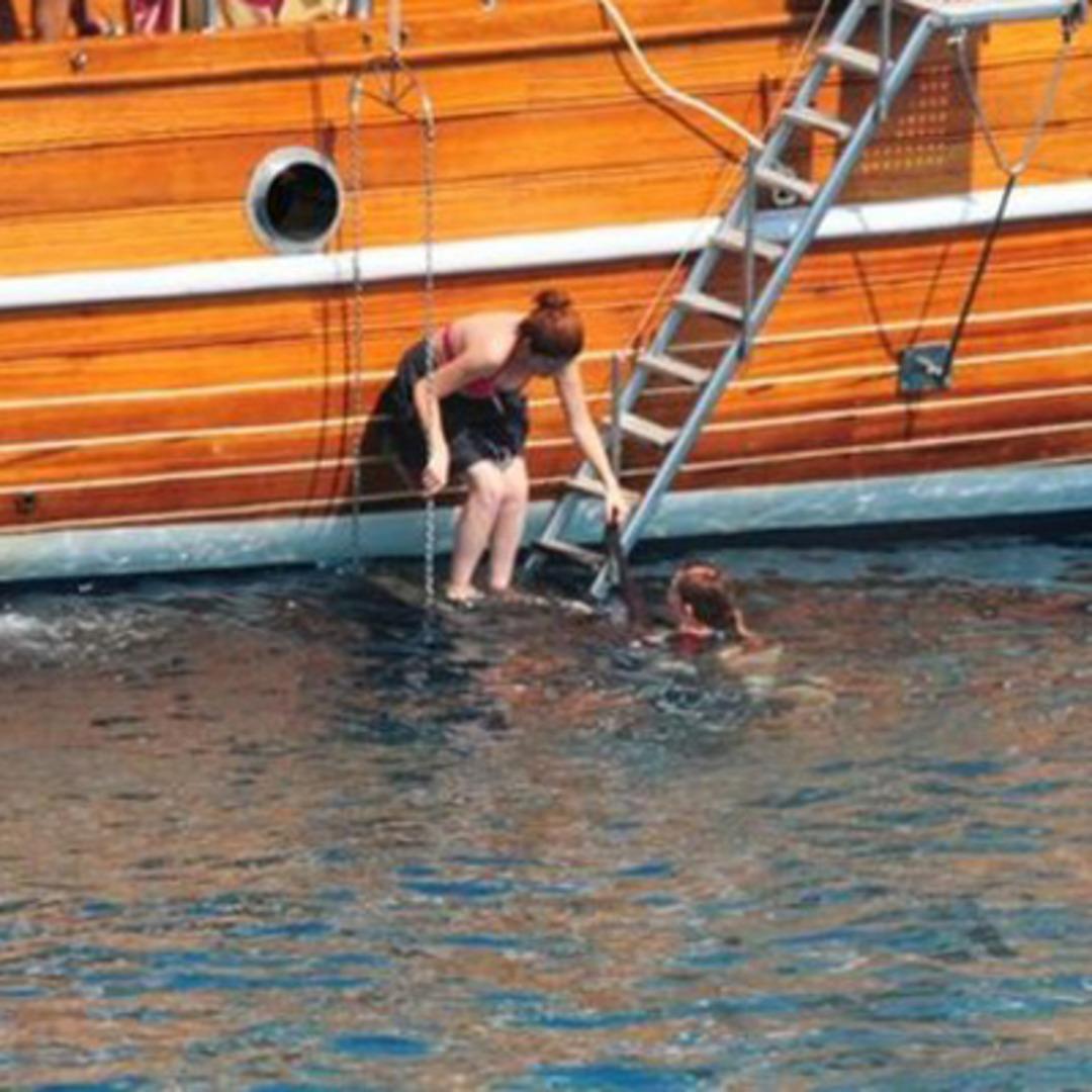 Sezen Aksu bikinili yakalandı