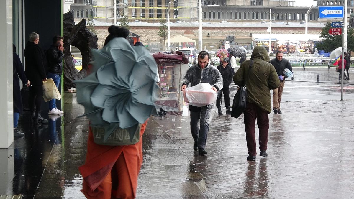 Taksim'de şemsiyelerle savaş