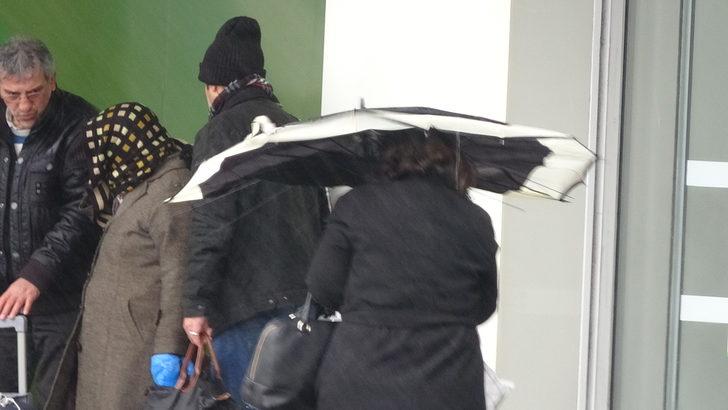 Taksim'de şemsiyelerle savaş G3