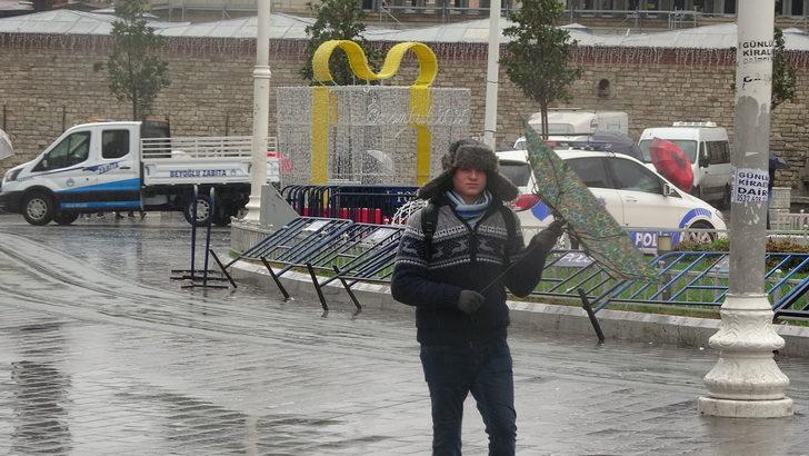 Taksim'de şemsiyelerle savaş G4