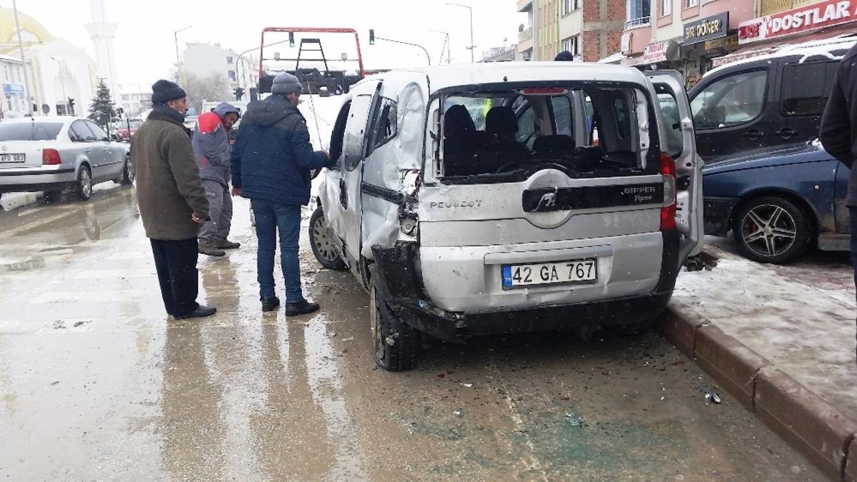 Tır park halindeki hafif ticari aracı &ccedil;arptı