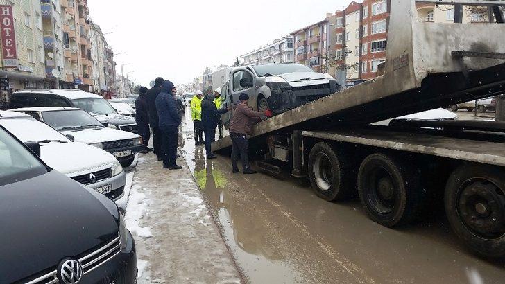 Tır park halindeki hafif ticari aracı çarptı G2