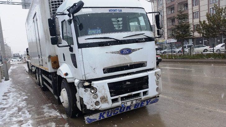 Tır park halindeki hafif ticari aracı çarptı G3