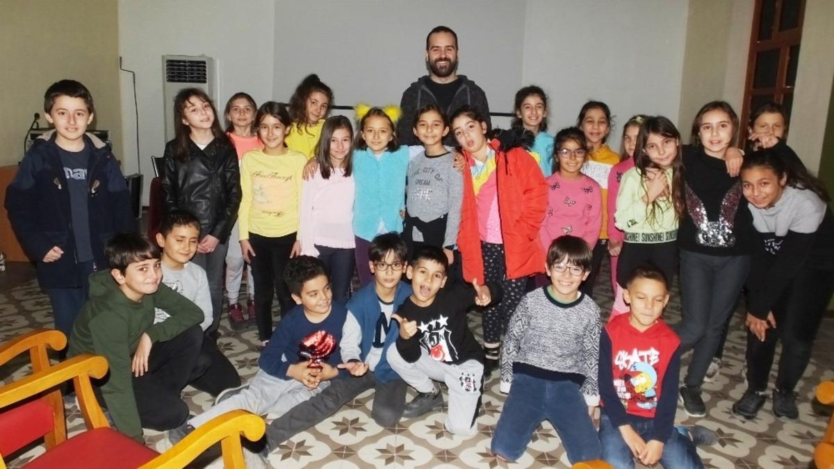 Burhaniye&rsquo;de geleceğin tiyatrocuları yetişiyor