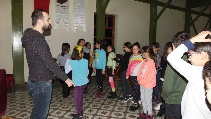 Burhaniye’de geleceğin tiyatrocuları yetişiyor G2