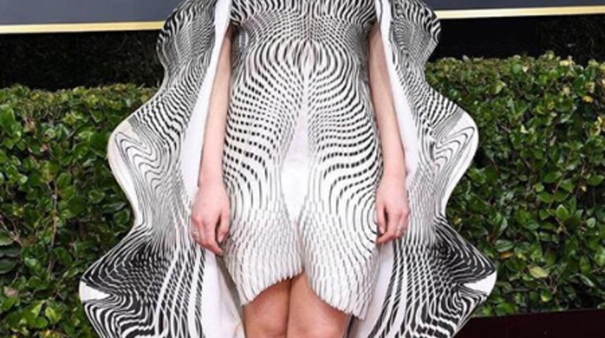 Joey King Golden Globe &Ouml;d&uuml;lleri'nde (Altın K&uuml;re)  giydiği elbiseyle olay oldu! 'Vajinandan mı ilham aldın?'