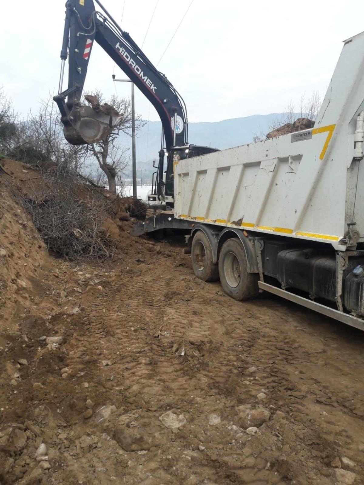 Mihalgazi&rsquo;de tarla yolları genişletildi