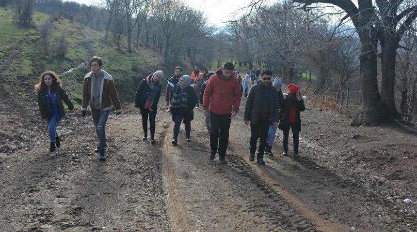 Protokol ve &ouml;ğrenciler doğa y&uuml;r&uuml;y&uuml;ş&uuml; yaptı