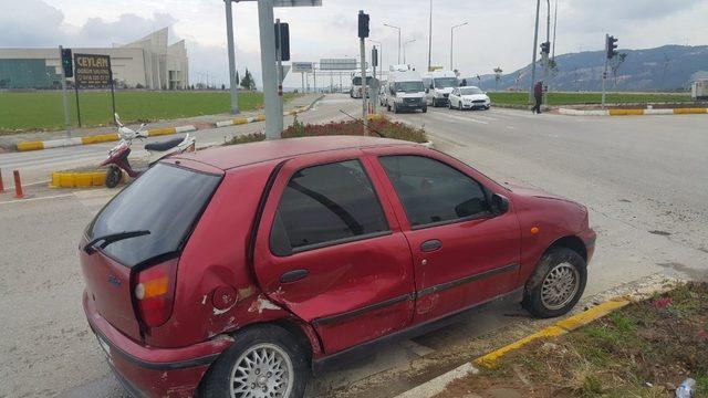 İki otomobil çarpıştı: 2 yaralı