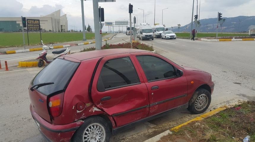 İki otomobil &ccedil;arpıştı: 2 yaralı