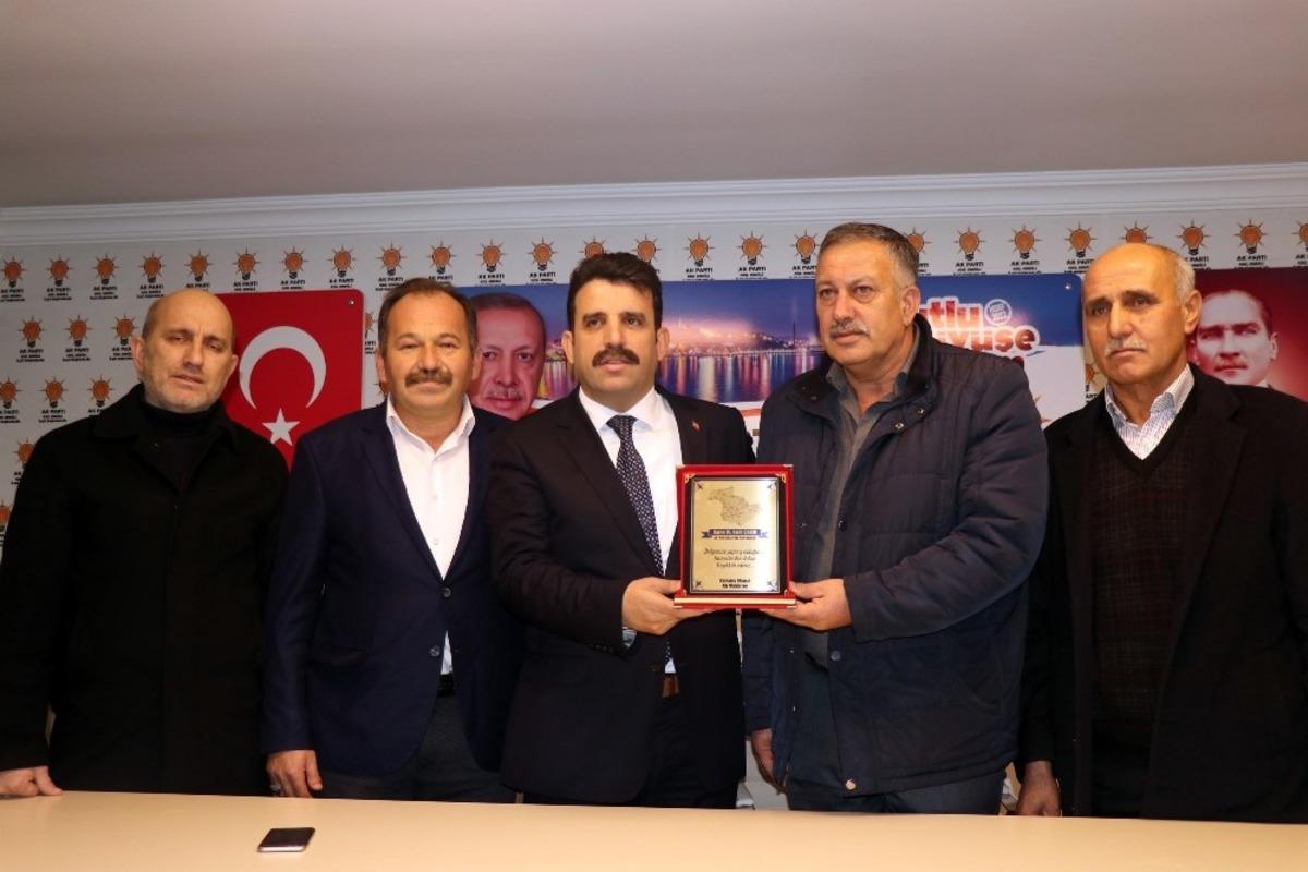 Muhtarlardan &Ccedil;akır&rsquo;a teşekk&uuml;r plaketi