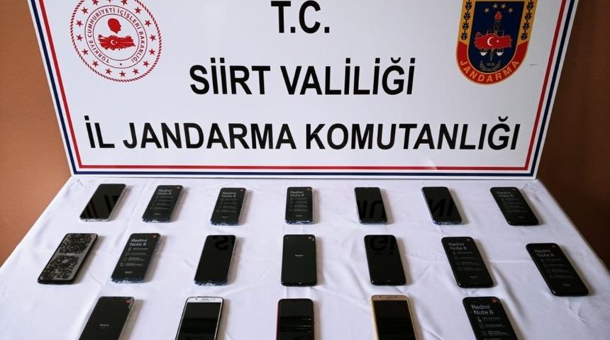 Siirt&rsquo;te 16 adet ka&ccedil;ak cep telefonu ele ge&ccedil;irildi