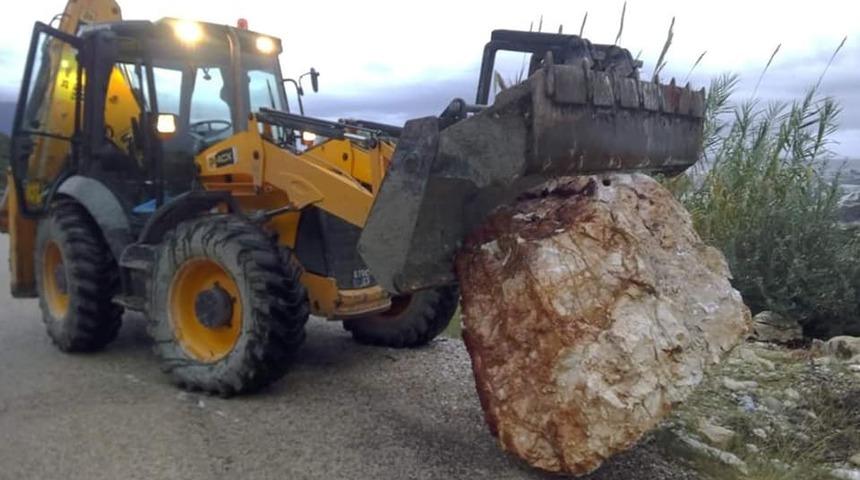 Yola kaya d&uuml;şt&uuml;