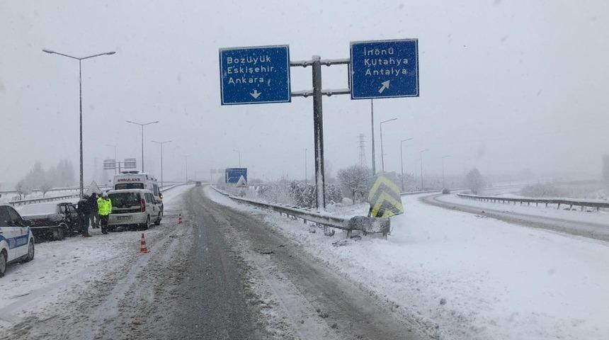 Otomobil ile kamyonet &ccedil;arpıştı: 2 yaralı