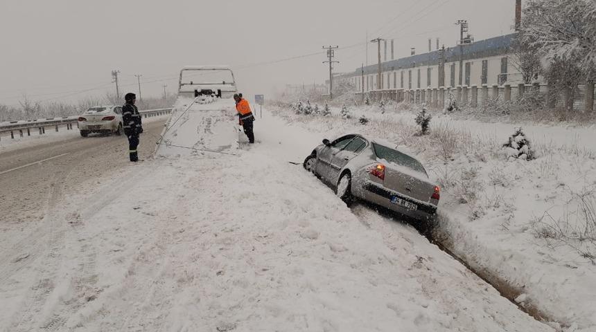 Otomobil su kanalına d&uuml;şt&uuml;: 1 yaralı