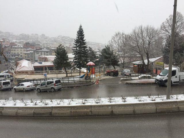 Tosya’da yoğun kar yağışı başladı