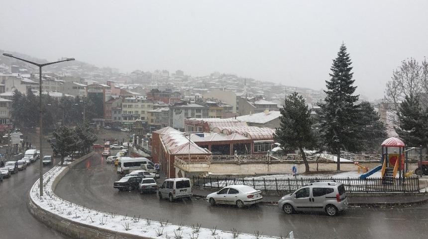 Tosya&rsquo;da yoğun kar yağışı başladı