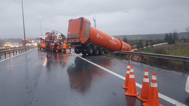 temde-kaza-yol-trafige-kapandi-1-_1314_dhaphoto5