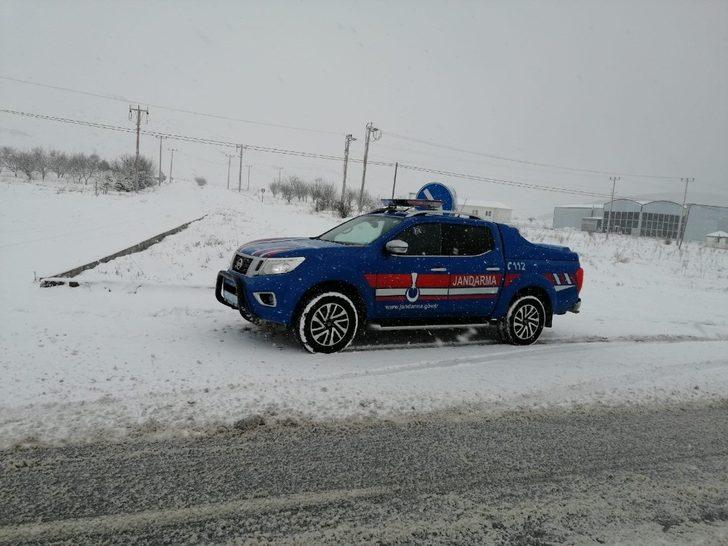 Bolvadin’de kar ve tipi nedeniyle kapanan köy yolları açıldı G3