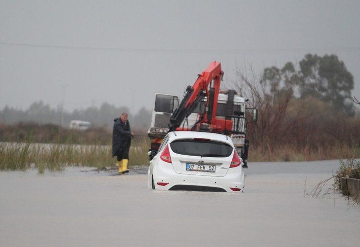 Antalya'yı sağanak yağış vurdu! Aracıyla suda mahsur kaldı G2
