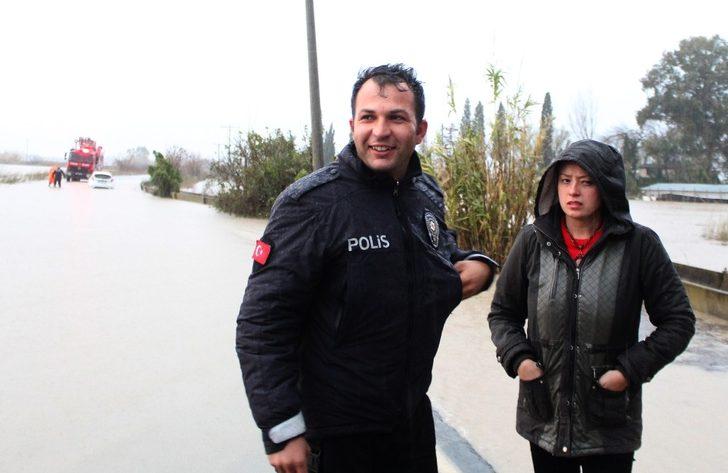 Antalya'yı sağanak yağış vurdu! Aracıyla suda mahsur kaldı G4