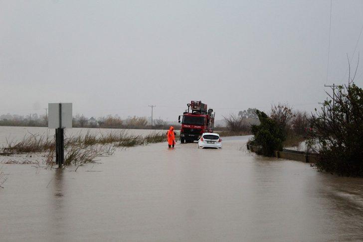 Antalya'yı sağanak yağış vurdu! Aracıyla suda mahsur kaldı G5