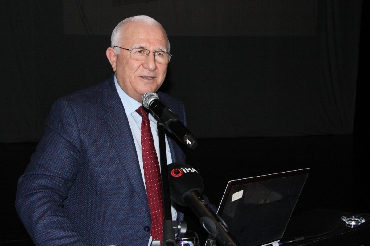 Hayati Akyol konuştu, &ouml;ğretmenler alkışladı