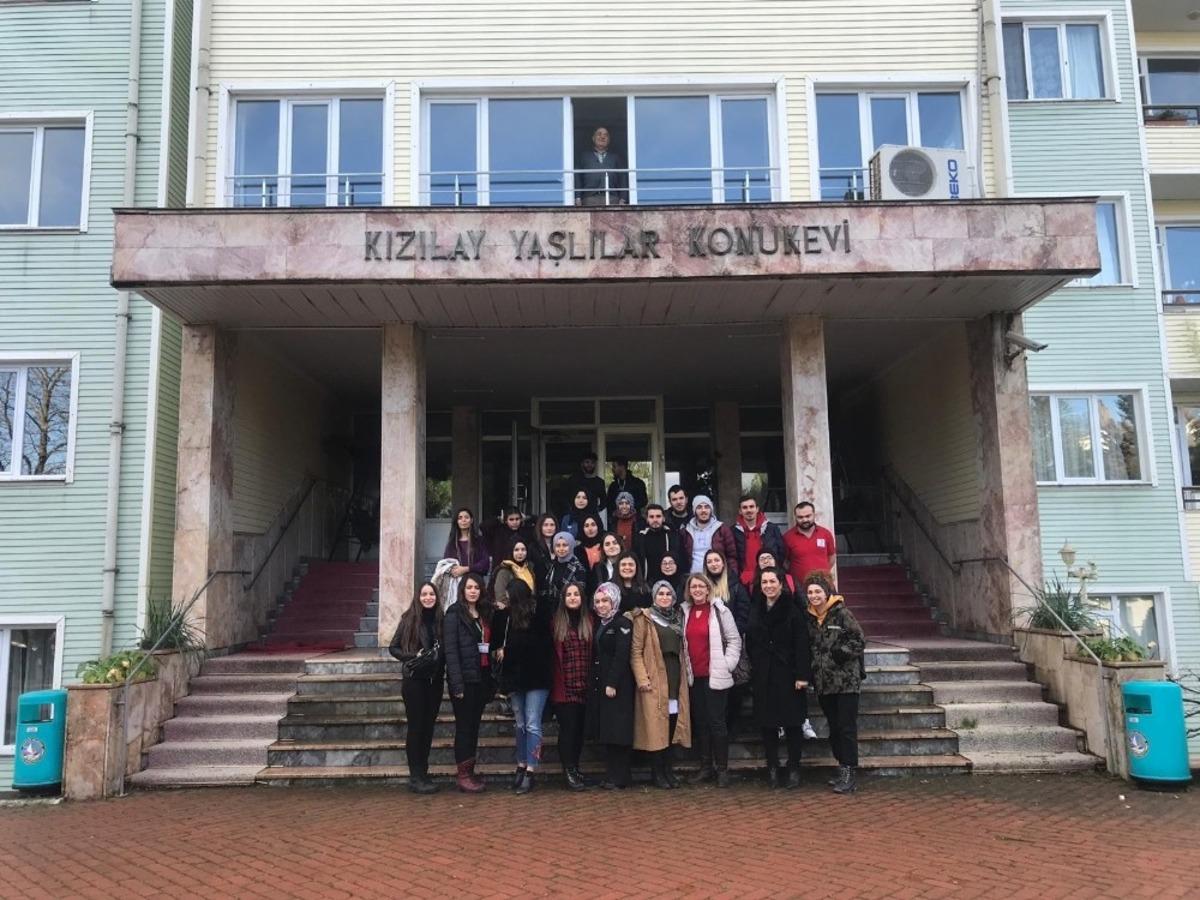 &Uuml;niversite &ouml;ğrencileri 2020&rsquo;nin ilk ziyaretini yaşlılar konukevine ger&ccedil;ekleştirdi